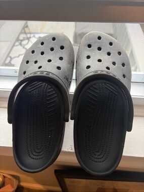 CROCS Womens Classic Clog in Gray and Black